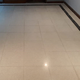 Pulido de piso en ambiente interior de vivienda